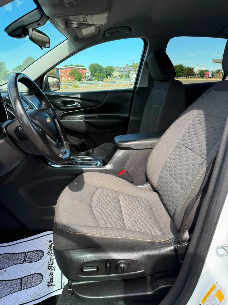 Photo 8 of this CHEVROLET EQUINOX