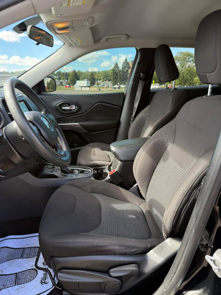 Photo 9 of this JEEP CHEROKEE