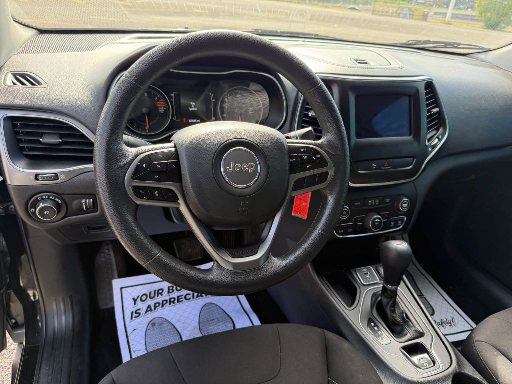 Photo 8 of this JEEP CHEROKEE