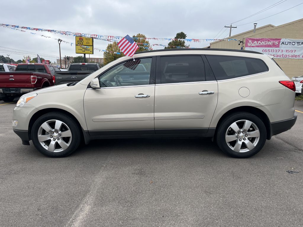 Photo 2 of this CHEVROLET TRAVERSE
