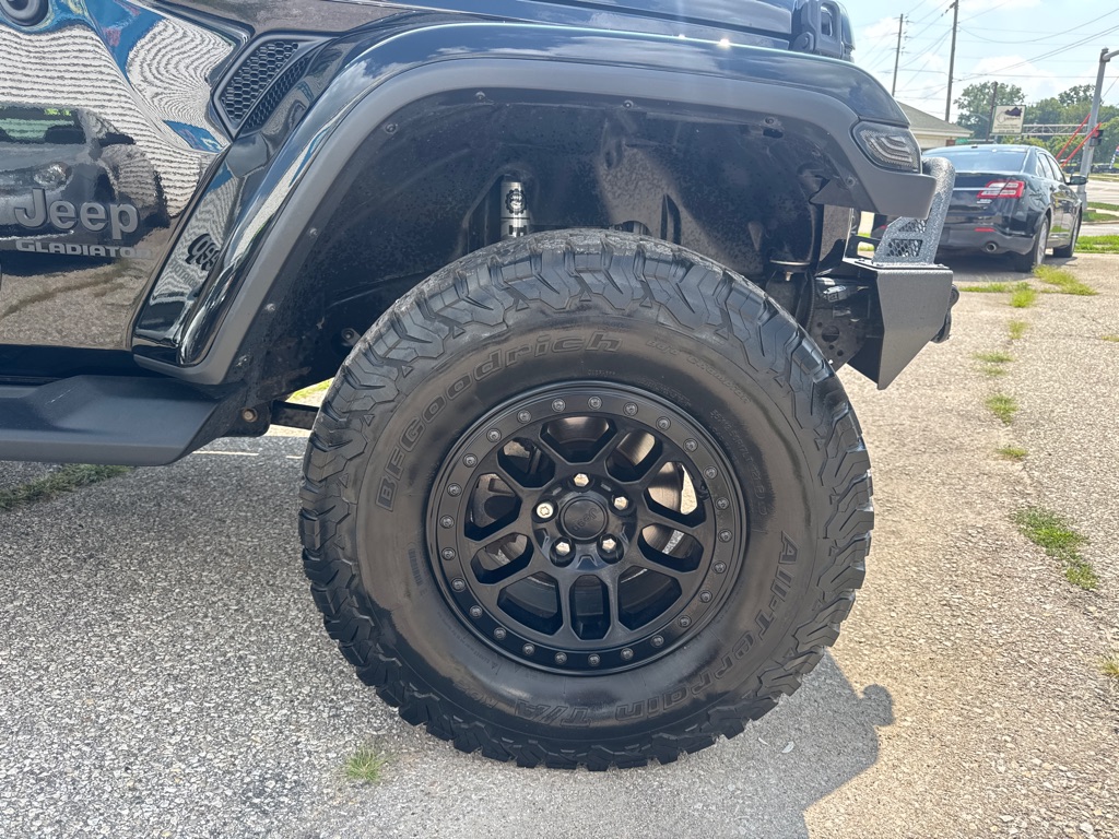 Photo 4 of this JEEP GLADIATOR