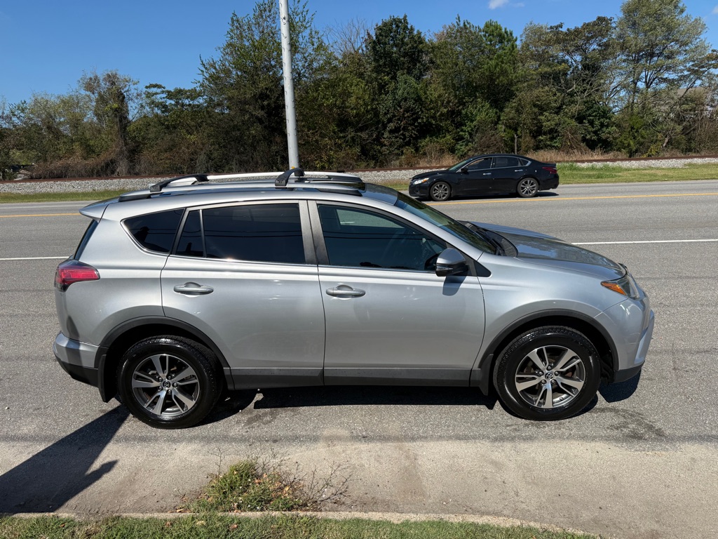 2017 TOYOTA RAV4 XLE's photo