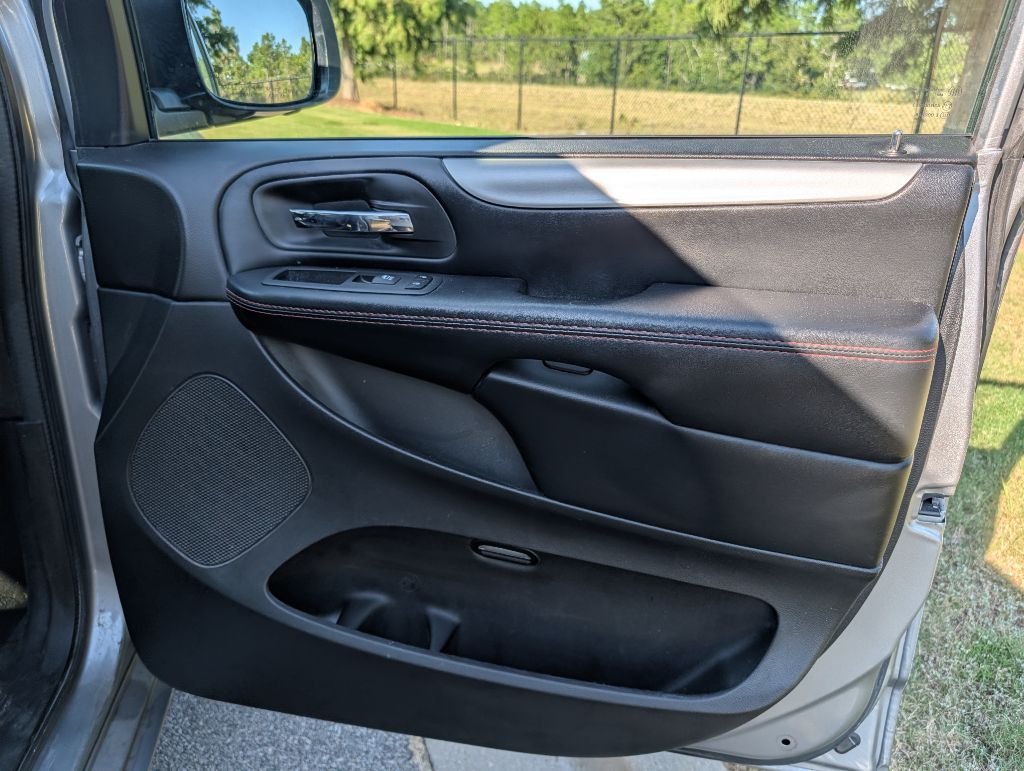 Photo 19 of this DODGE GRAND CARAVAN
