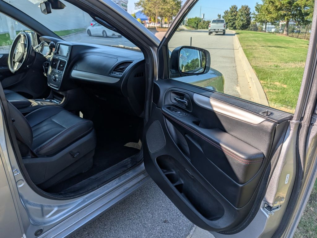 Photo 17 of this DODGE GRAND CARAVAN