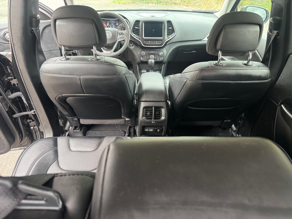 Photo 21 of this JEEP CHEROKEE
