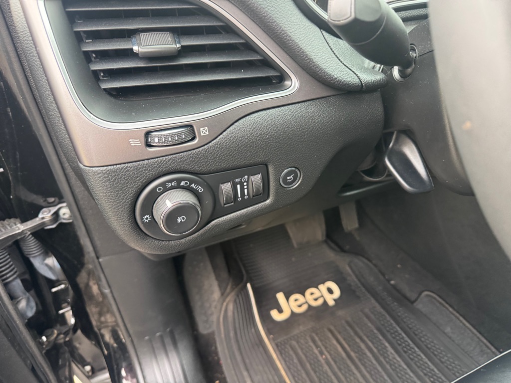 Photo 17 of this JEEP CHEROKEE