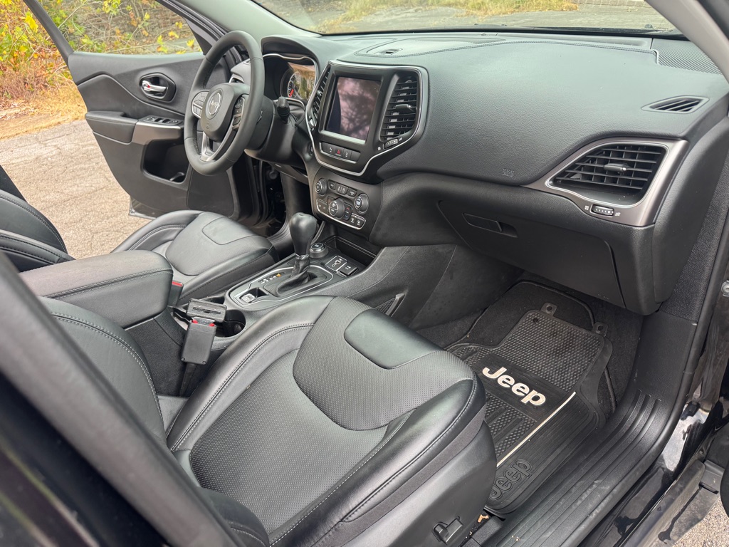 Photo 19 of this JEEP CHEROKEE