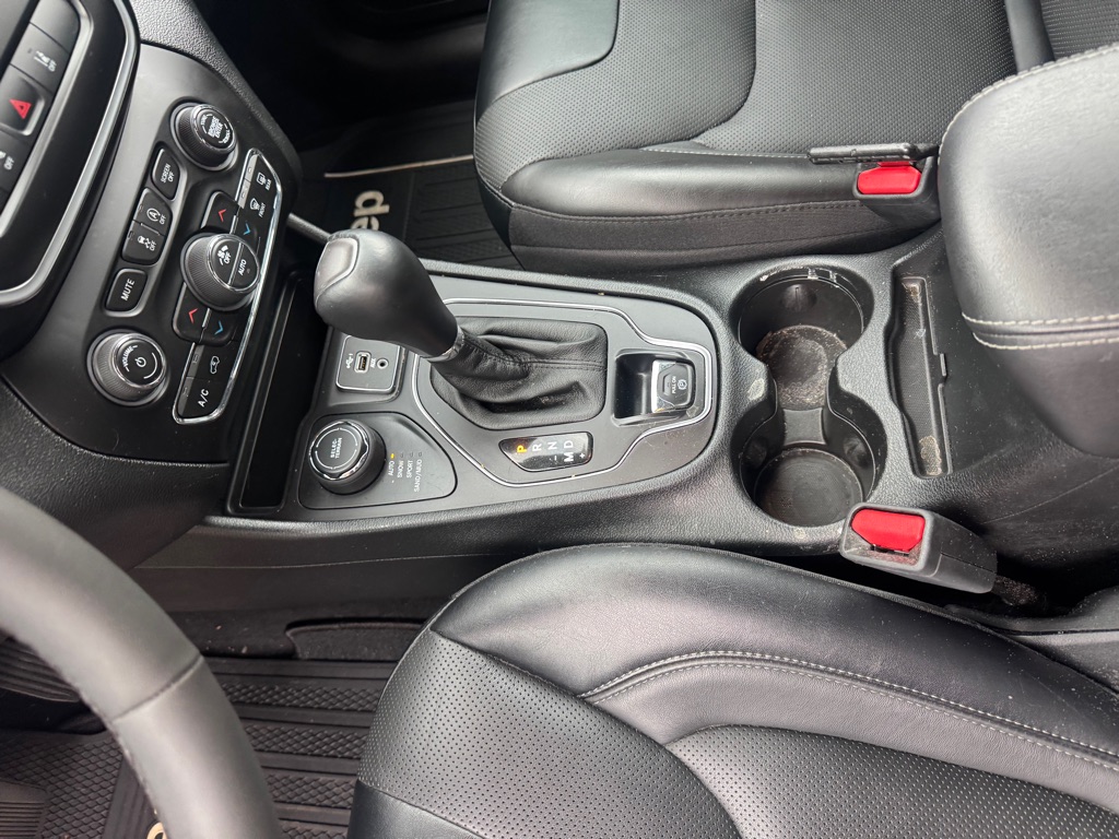 Photo 13 of this JEEP CHEROKEE