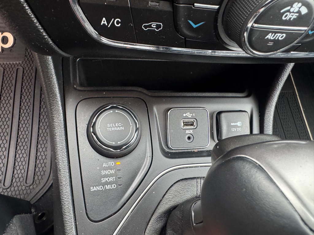 Photo 14 of this JEEP CHEROKEE