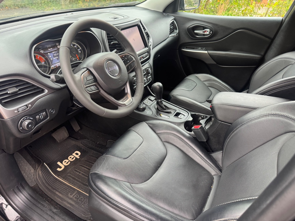 Photo 30 of this JEEP CHEROKEE