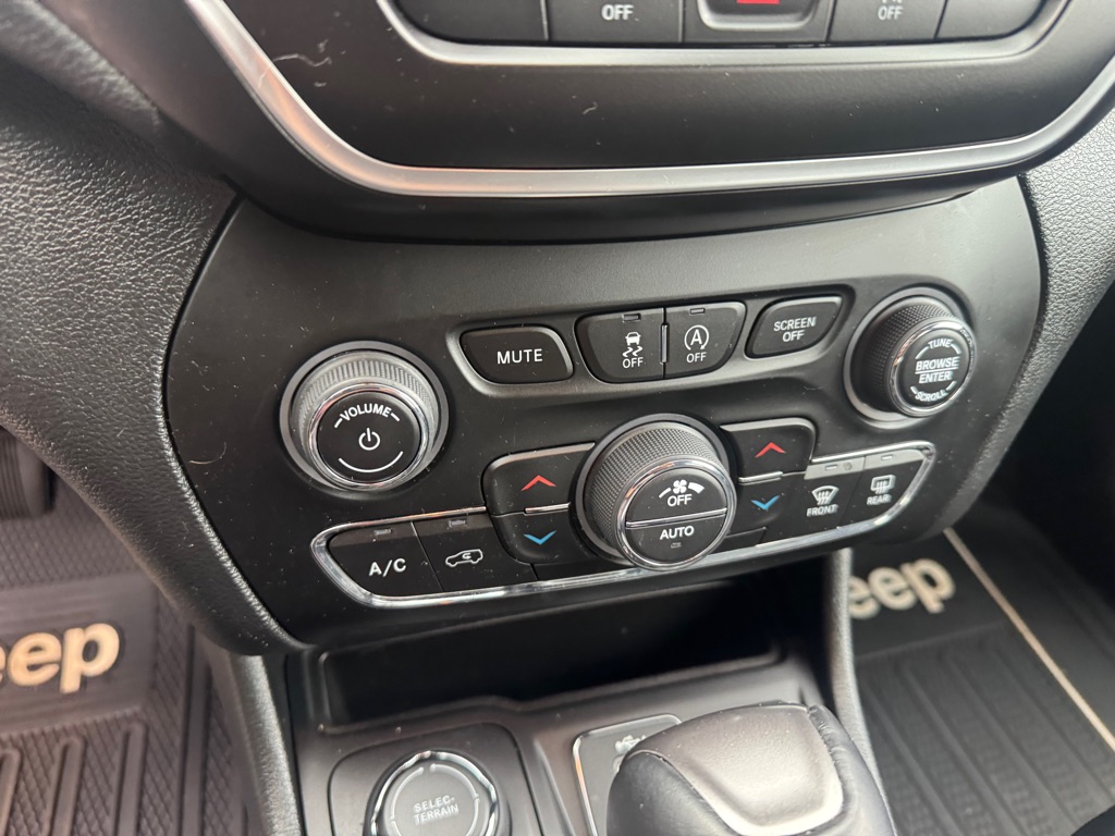 Photo 15 of this JEEP CHEROKEE