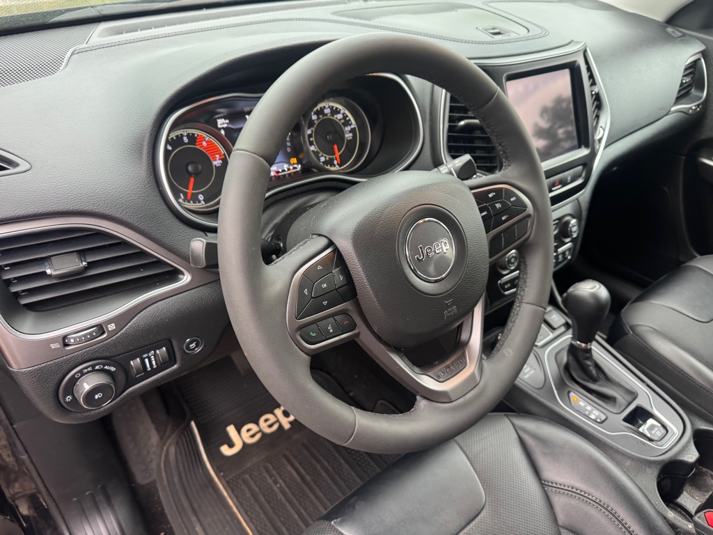 Photo 18 of this JEEP CHEROKEE