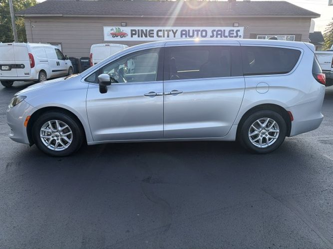 Photo 2 of this CHRYSLER VOYAGER