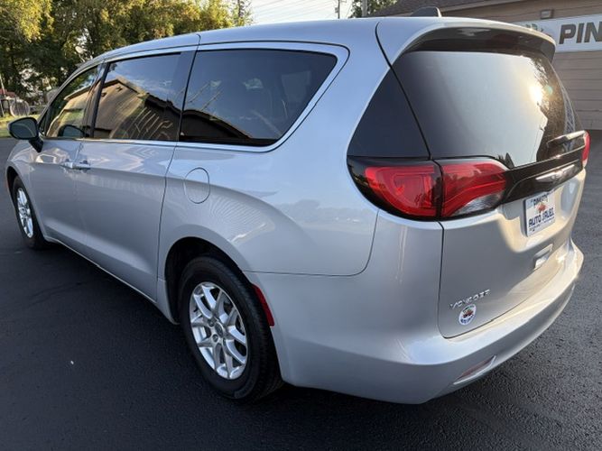 Photo 3 of this CHRYSLER VOYAGER