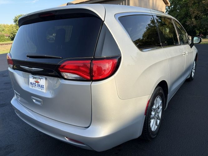 Photo 6 of this CHRYSLER VOYAGER