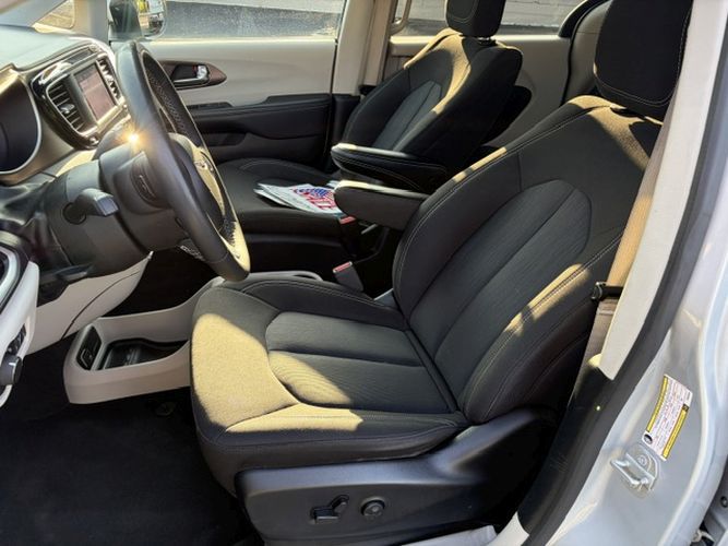 Photo 11 of this CHRYSLER VOYAGER