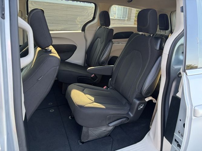 Photo 12 of this CHRYSLER VOYAGER