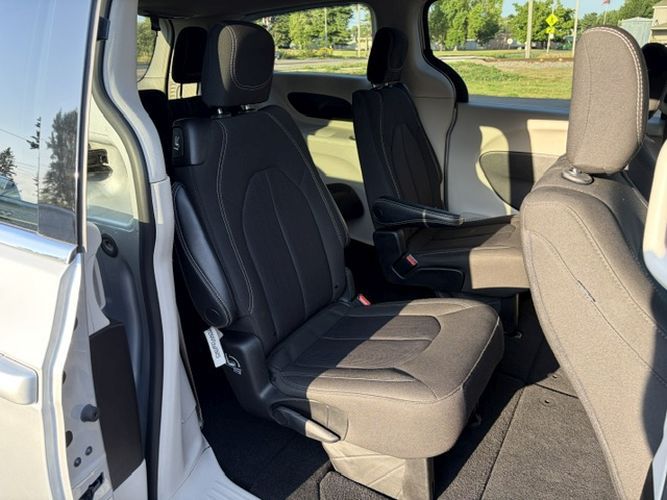 Photo 13 of this CHRYSLER VOYAGER