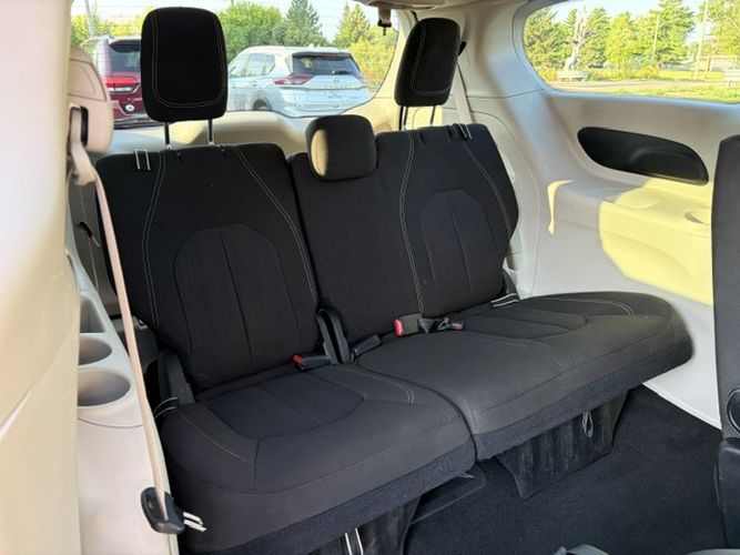 Photo 14 of this CHRYSLER VOYAGER