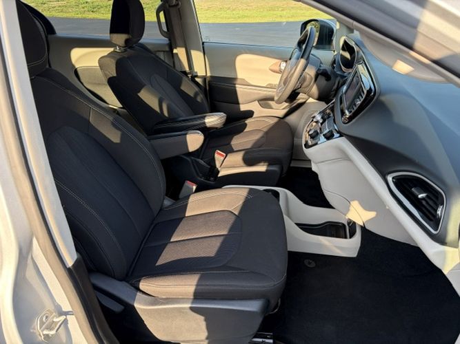 Photo 15 of this CHRYSLER VOYAGER