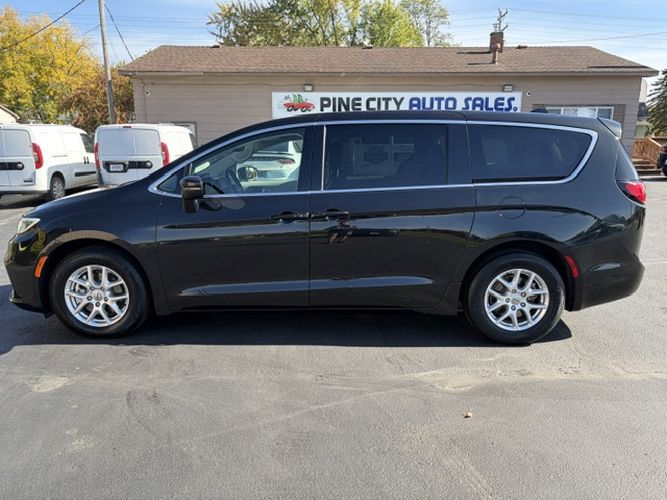Photo 2 of this CHRYSLER PACIFICA