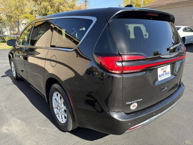 Photo 3 of this CHRYSLER PACIFICA