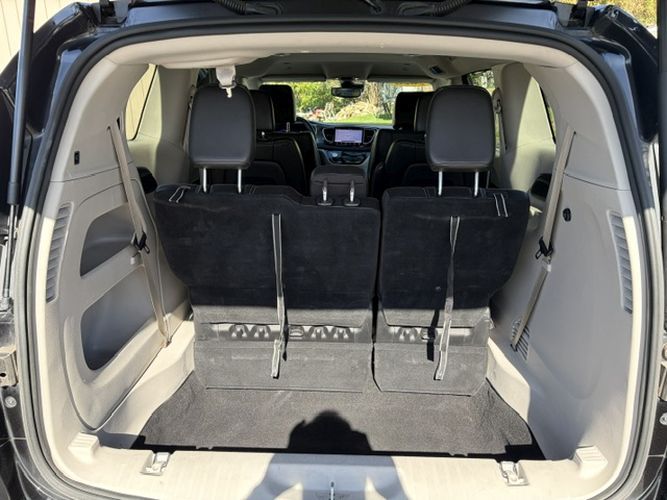Photo 5 of this CHRYSLER PACIFICA