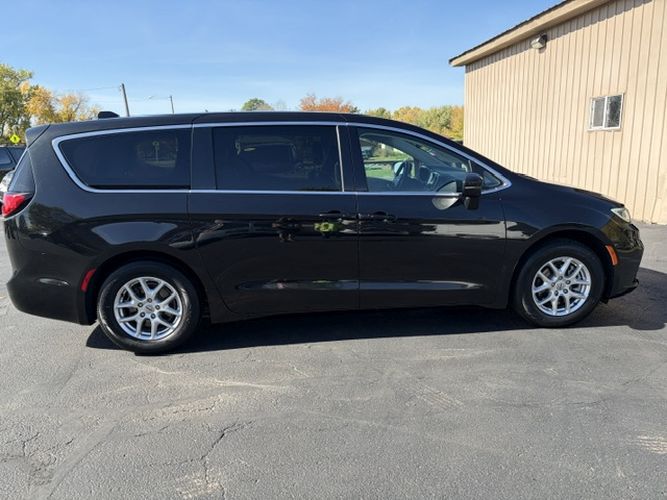 Photo 7 of this CHRYSLER PACIFICA