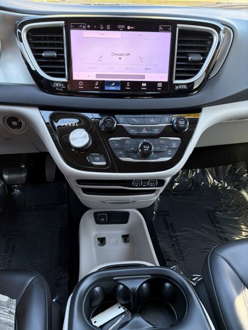 Photo 13 of this CHRYSLER PACIFICA