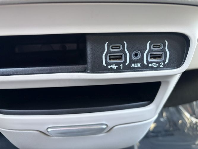 Photo 14 of this CHRYSLER PACIFICA