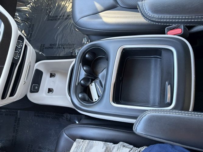 Photo 15 of this CHRYSLER PACIFICA