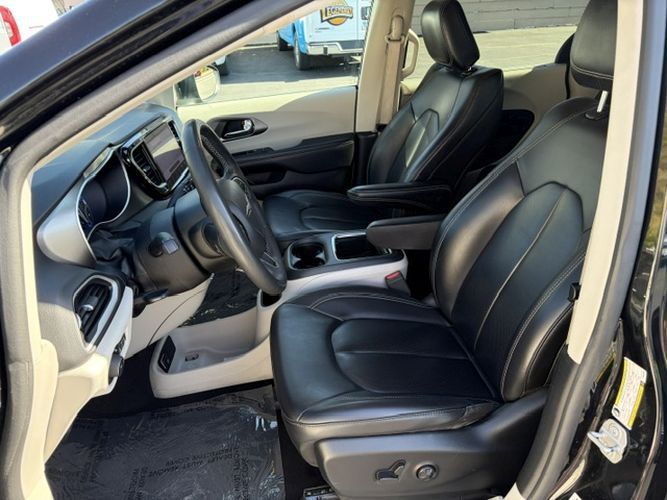 Photo 19 of this CHRYSLER PACIFICA