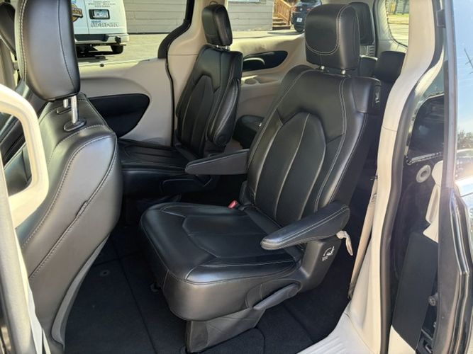 Photo 20 of this CHRYSLER PACIFICA
