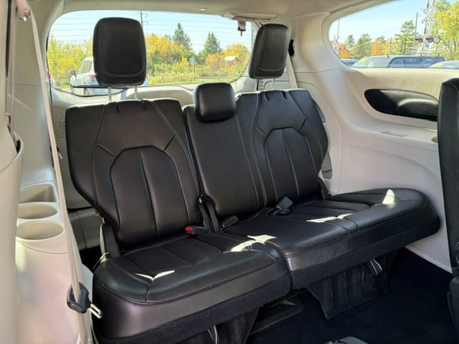Photo 21 of this CHRYSLER PACIFICA