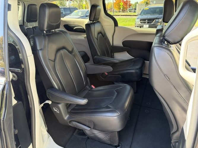 Photo 22 of this CHRYSLER PACIFICA