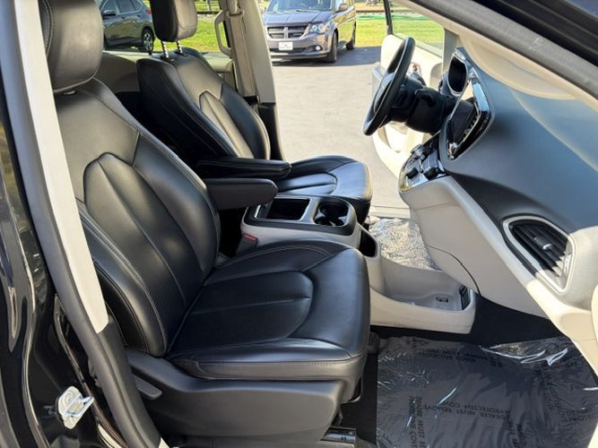 Photo 23 of this CHRYSLER PACIFICA