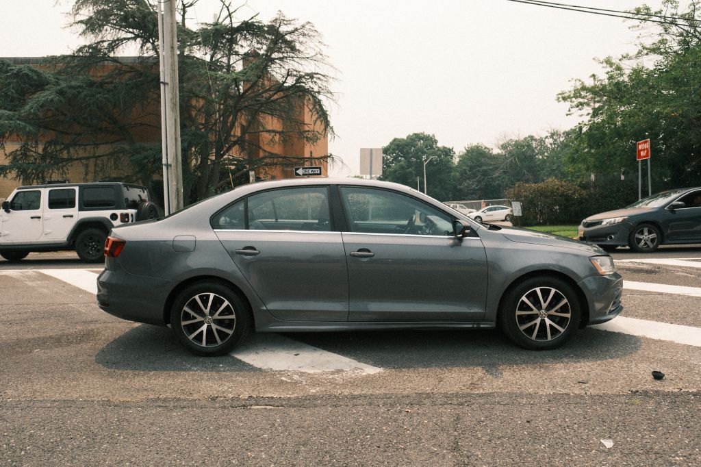Photo 4 of this VOLKSWAGEN JETTA