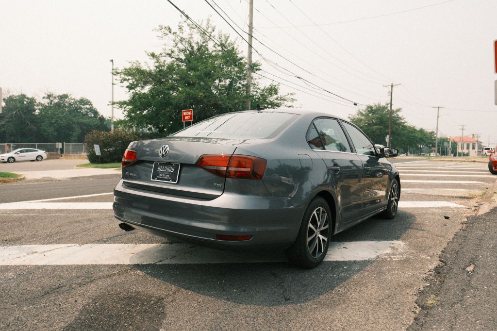Photo 5 of this VOLKSWAGEN JETTA