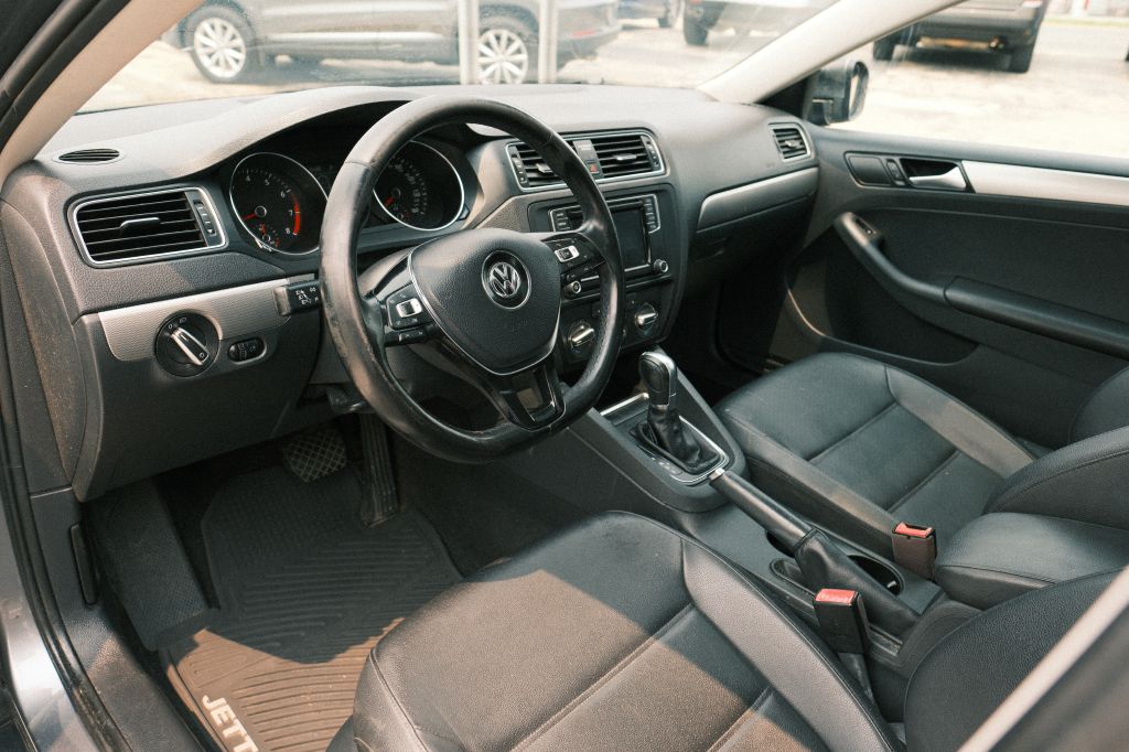 Photo 9 of this VOLKSWAGEN JETTA