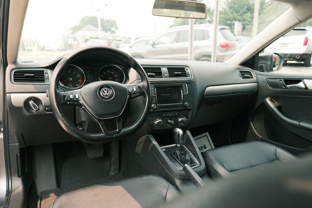 Photo 11 of this VOLKSWAGEN JETTA