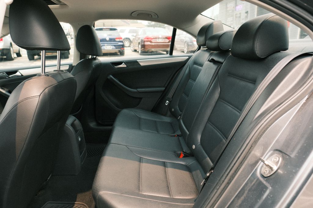 Photo 12 of this VOLKSWAGEN JETTA
