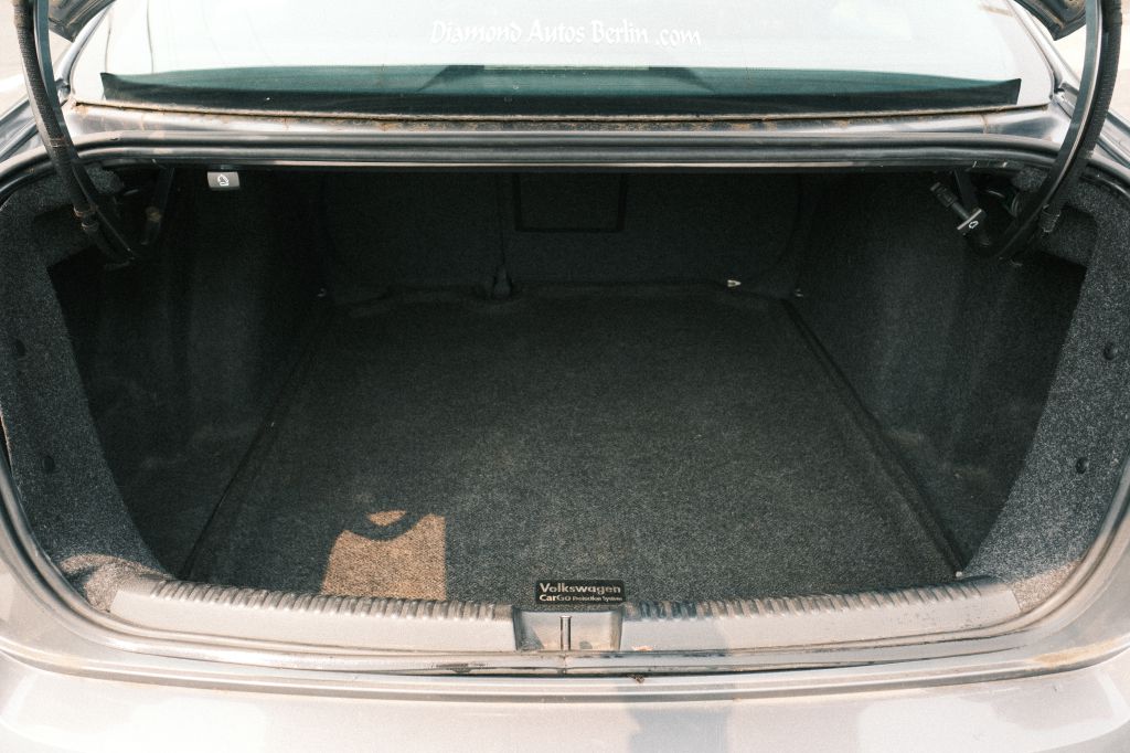 Photo 16 of this VOLKSWAGEN JETTA