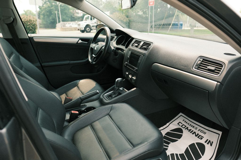 Photo 14 of this VOLKSWAGEN JETTA