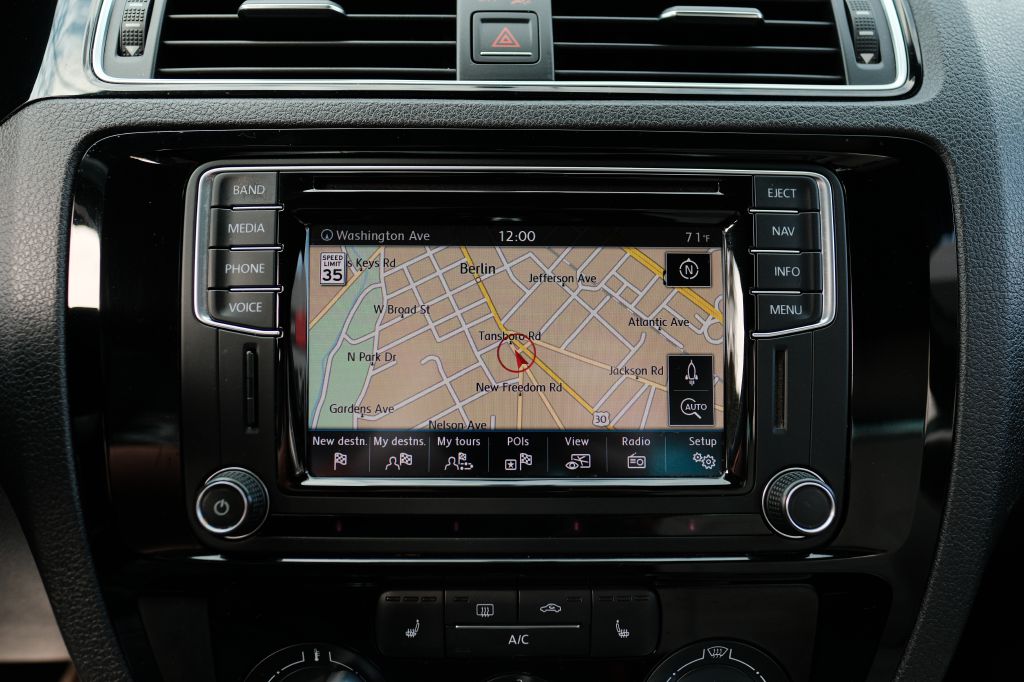 Photo 13 of this VOLKSWAGEN JETTA