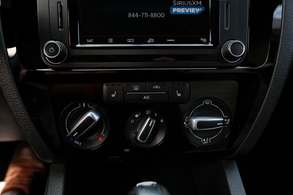Photo 16 of this VOLKSWAGEN JETTA