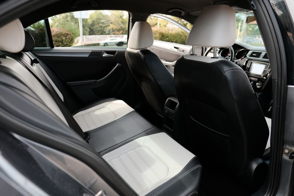 Photo 15 of this VOLKSWAGEN JETTA