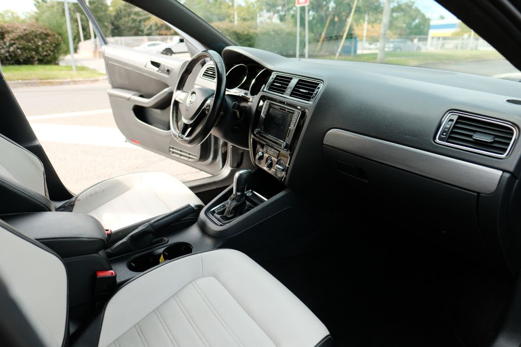 Photo 12 of this VOLKSWAGEN JETTA