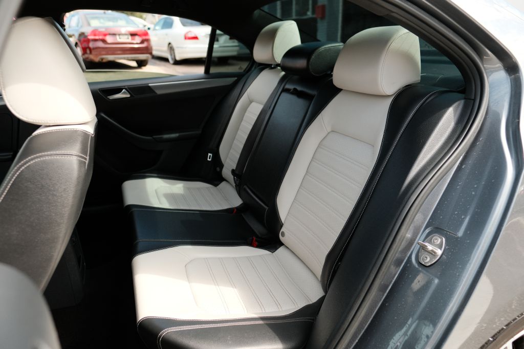 Photo 14 of this VOLKSWAGEN JETTA