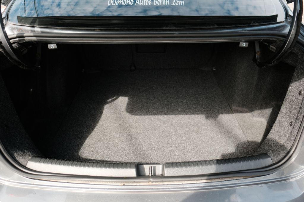 Photo 18 of this VOLKSWAGEN JETTA