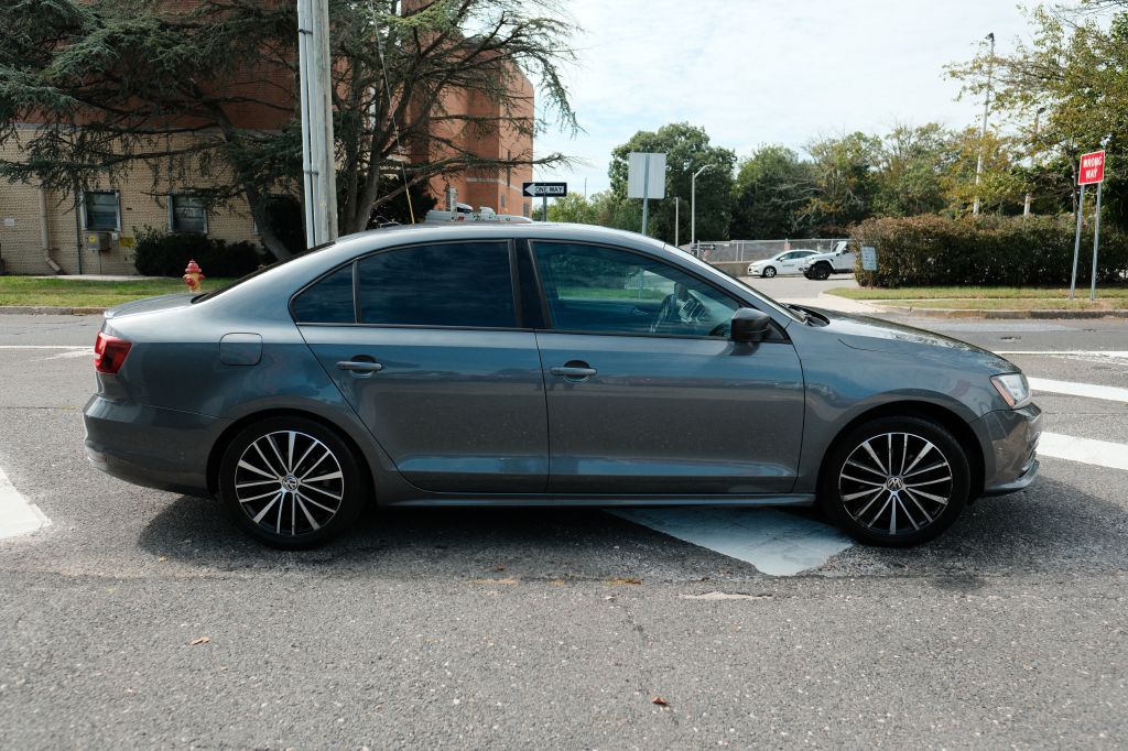 Photo 4 of this VOLKSWAGEN JETTA
